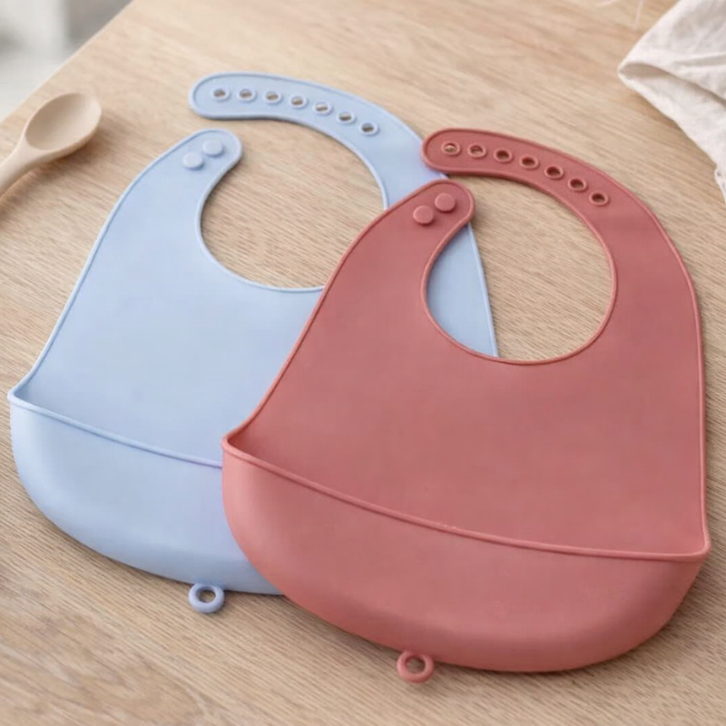 Babete de Silicone Impermeável para Bebé – Fácil de Limpar e Ajustável (1-3 anos)