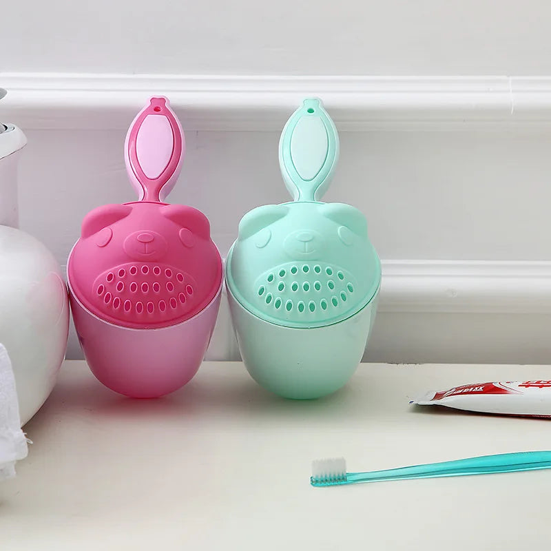 Copo de Enxaguar Cabelo para Bebé – Ideal para Lavar o Cabelo Sem Lágrimas