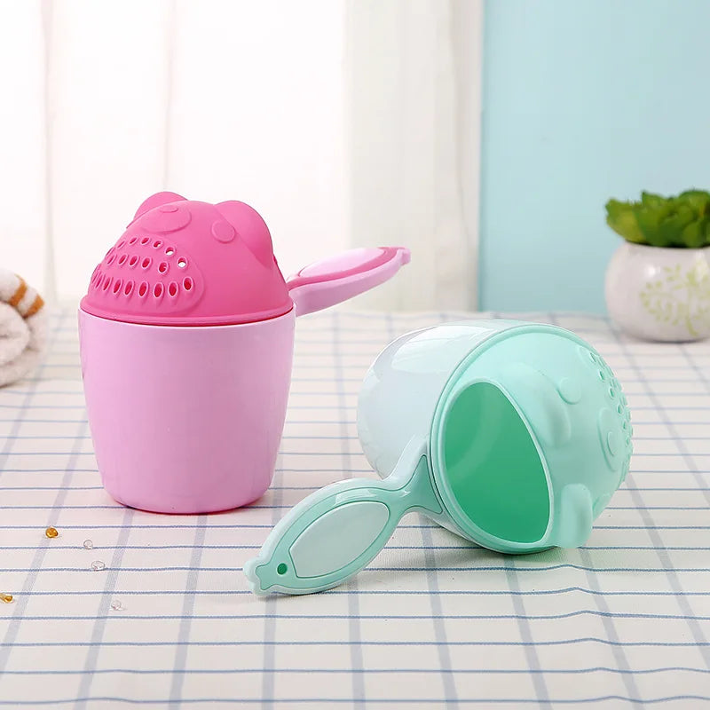 Copo de Enxaguar Cabelo para Bebé – Ideal para Lavar o Cabelo Sem Lágrimas